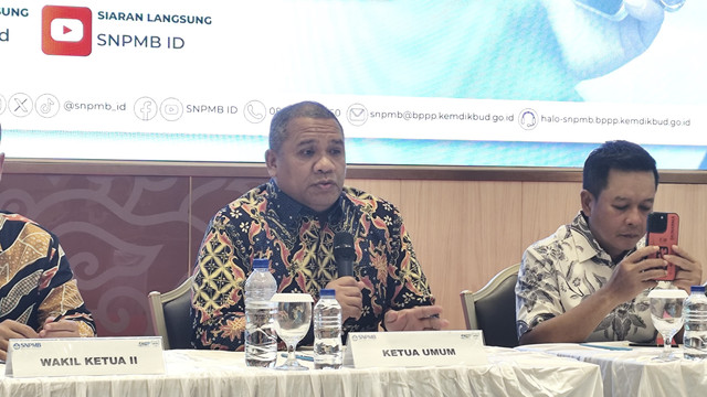 Ketua Umum SNPMB Eduart Wolok dalam konferensi pers temuan kecurangan dalam pelaksanaan UTBK sesi 1-12 di Kantor Kemendiktisaintek, Jakarta Pusat, Selasa (29/4/2025). Foto: Alya Zahra/kumparan