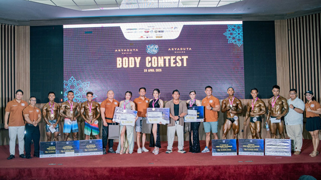 Foto bersama para pemenang Body Contest yang diselenggarakan Hotel Aryaduta Manado bersama binaragawan Chris Putra.