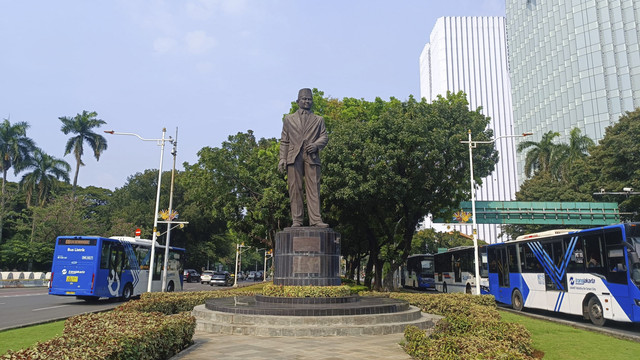 Suasana di Patung MH Thamrin di Jalan Merdeka Selatan, Jakarta Pusat, Selasa (29/4/2025). Foto: Thomas Bosco/kumparan