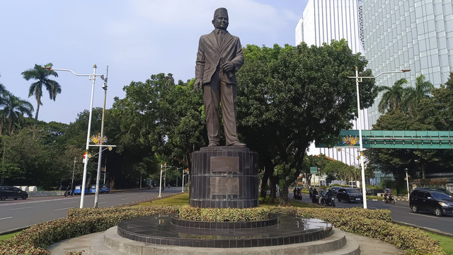 Suasana di Patung MH Thamrin di Jalan Merdeka Selatan, Jakarta Pusat, Selasa (29/4/2025). Foto: Thomas Bosco/kumparan