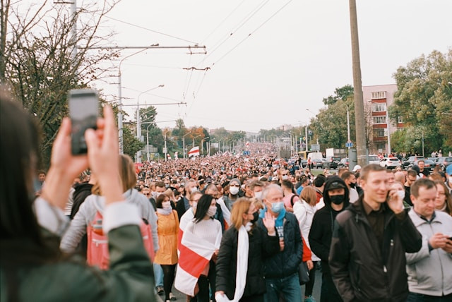 Ilustrasi Apa Itu May Day. Foto: dok. Unsplash/Andrew Keymaster
