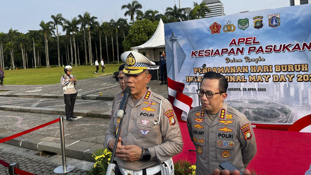 Dirlantas Polda Metro Jaya Kombes Pol Komarudin saat diwawancara di Monas, Jakarta Pusat, Selasa (29/4/2025).  Foto: Rayyan Farhansyah/kumparan