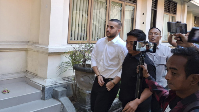 WN Australia bernama Mohamed Rifai (27) didakwa menganiaya sekuriti Finns Beach Club bernama I Made Bagus Yohanandita (33) di Pengadilan Negeri (PN) Denpasar, Selasa (29/4/2025). Foto: Denita BR Matondang/kumparan