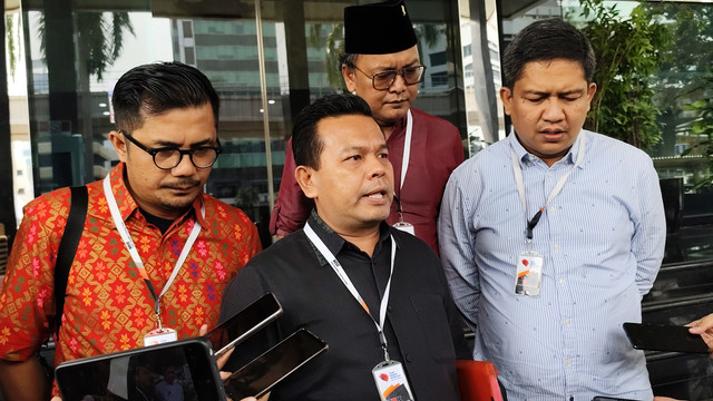 Pengacara Sekjen PDIP Hasto Kristiyanto, Johannes Tobing di Gedung ACLC KPK, Jakarta Selatan, Selasa (29/4/2025). Foto: Jonathan Devin/kumparan