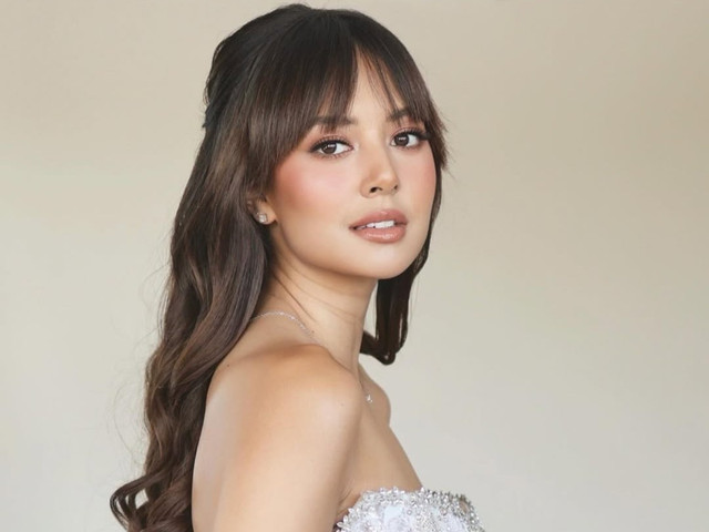 Tampilan glowing Aurelie Moeremans, dirias oleh Makeup Artist Archangela Chelsea, untuk hari pernikahannya dengan Tyler Bigenho. Foto: Instagram/archangelachelsea 