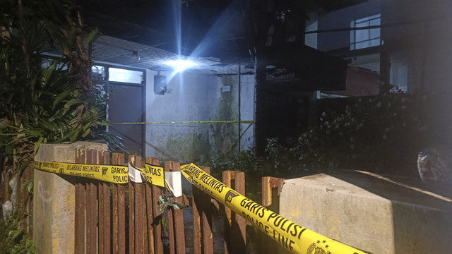 Lokasi penemuan kuburan perempuan jenazah di dalam rumah di Sadang Serang, Coblong, Bandung. Foto: Robby Bouceu/kumparan