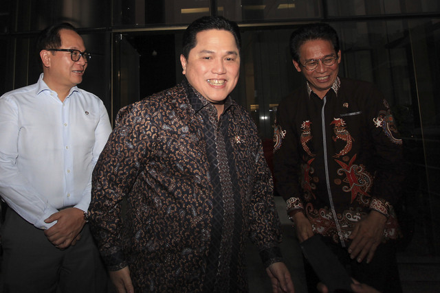 Menteri BUMN Erik Tohir (tengah) didampingi Wakil Menteri BUMN Kartika Wirjoatmodjo (kiri) dan Wakil Ketua KPK Johanis Tanak menyampaikan keterangan kepada wartawan usai pertemuan di Gedung Merah Putih KPK, Jakarta, Selasa (29/4/2025). Foto: Reno Esnir/ANTARA FOTO