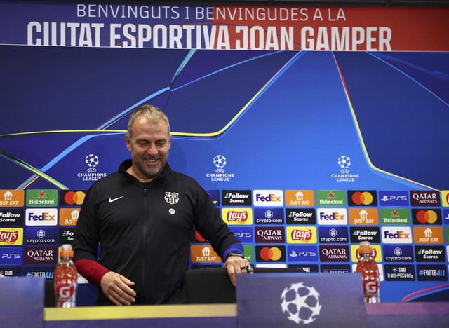 Pelatih Barcelona Hansi Flick bersiap menyampaikan keterangan pers saat sesi konferensi pers jelang Barcelona melawan Inter Milan pada semi final Liga Champions di Ciutat Esportiva Joan Gamper, Barcelona, Spanyol, Selasa (29/4/2025). Foto: Albert Gea/REUTERS