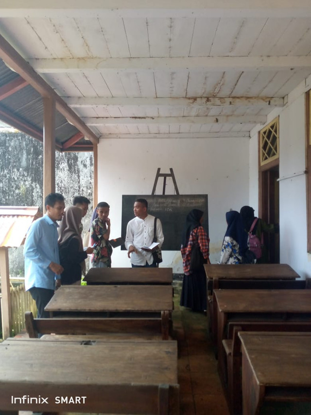 Mahasiswa Prodi Pendidikan Sejarah sedang studi lapangan di bekas Sekolah Sore, Hatta-Sjahrir di Rumah Pengasingan Bung Hatta, Banda Naira: Sumber Foto : Dokumentasi Penulis