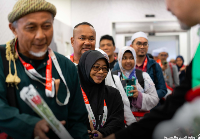 Jemaah haji Malaysia kloter pertama tiba di Arab Saudi, Selasa (29/4/2025). Mereka disambut dengan pemberian bunga dan kurma. Foto: Kemenhaj KSA