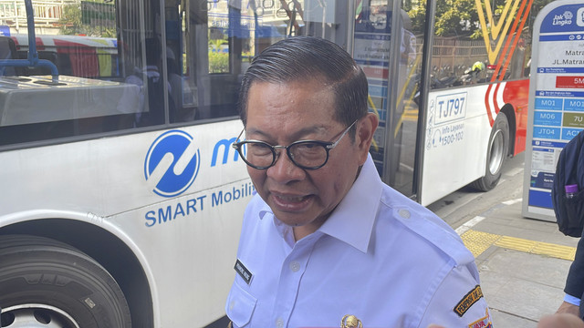 Gubernur Jakarta Pramono Anung, usai menaiki Transjakarta menuju agenda Musyawarah Pimpinan Wilayah Aisyiyah DKI Jakarta, di Matraman, Jakarta Timur, Rabu (30/4/2025). Foto: Fadhil Pramudya/kumparan
