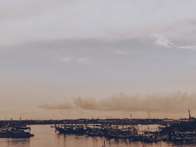 Pantai Gumuk Kantong. Foto hanyalah ilustrasi, bukan tempat yang sebenarnya. Sumber: Unsplash/fajar raihan