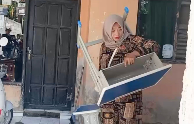 Arta Grace Monica, ortu murid di Lebak yang memikul meja dan kursi ke sekolah. Dok: Ist