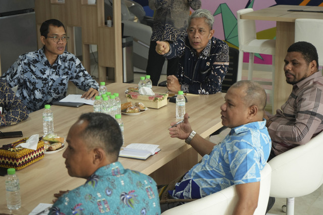 Wamensos Agus Jabo Priyono menerima audiensi bersama perwakilan DPD RI dan masyarakat adat Papua Barat di Gedung Kemensos, Jakarta. Foto: Kemensos RI