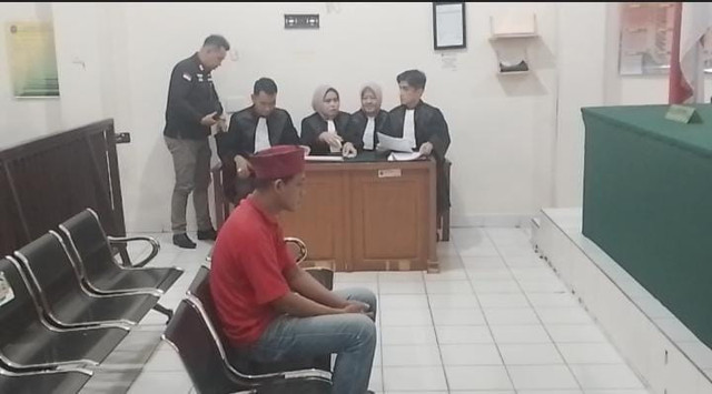 Terdakwa Fadillah alias Datuk saat menjalani persidangan atas kasus penganiayaan terhadap dokter koas Muhammad Luthfi Hadhyan. Foto : Istimewa