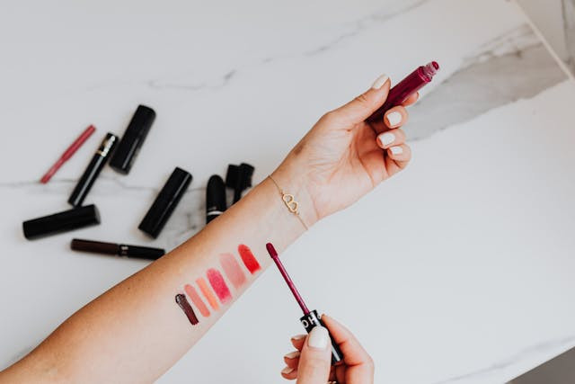 Ilustrasi Warna Lipstik Hanasui untuk Bibir Hitam dan Kulit Sawo Matang. sumber: Pexels/Photo By: Kaboompics.com