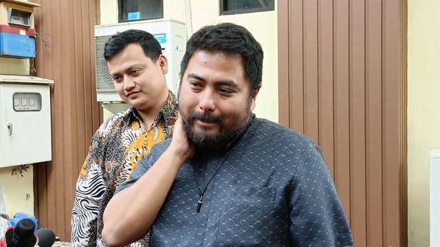 Kuasa Hukum Arya Saloka, Nove Rizky Tri Putra (Kanan) saat ditemui di Pengadilan Agama Jakarta Selatan, Rabu (30/4). Foto: Aprilandika Pratama/kumparan