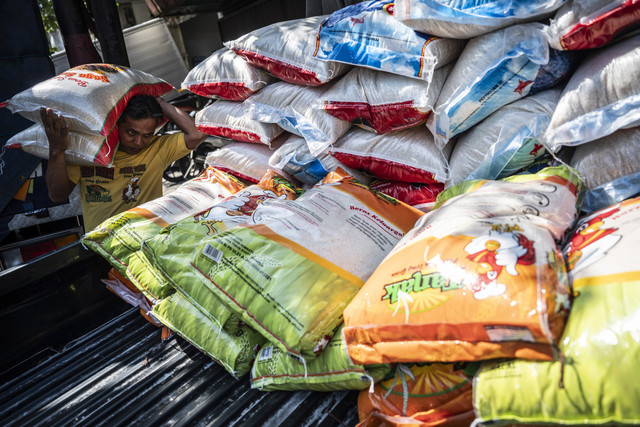Pekerja mengangkut beras di kawasan Pasar Dargo, Semarang, Jawa Tengah, Rabu (30/4/2025). Foto: Aprillio Akbar/ANTARA FOTO