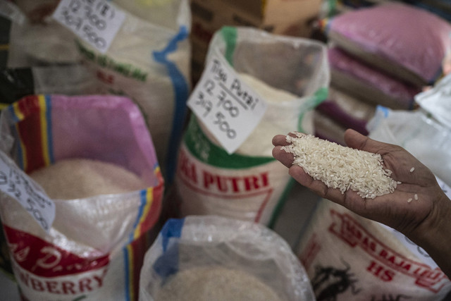 Warga memeriksa beras yang dijual di kawasan Pasar Dargo, Semarang, Jawa Tengah, Rabu (30/4/2025). Foto: Aprillio Akbar/ANTARA FOTO