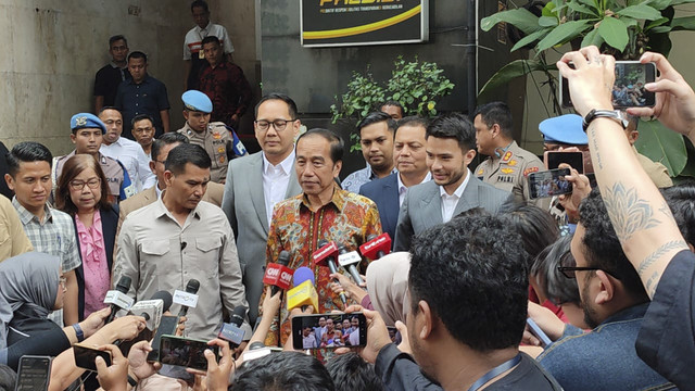 Presiden ke-7 RI, Jokowi usai melapor terkait tudingan ijazah palsu di Polda Metro Jaya, Rabu (30/4/2025). Foto: Rachmadi Rasyad/kumparan