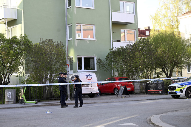 Sejumlah petugas kepolisian berjaga usai penembakan di Uppsala, Swedia, Selasa (29/4/2025). Foto: TT News Agency/Fredrik Sandberg via REUTERS 