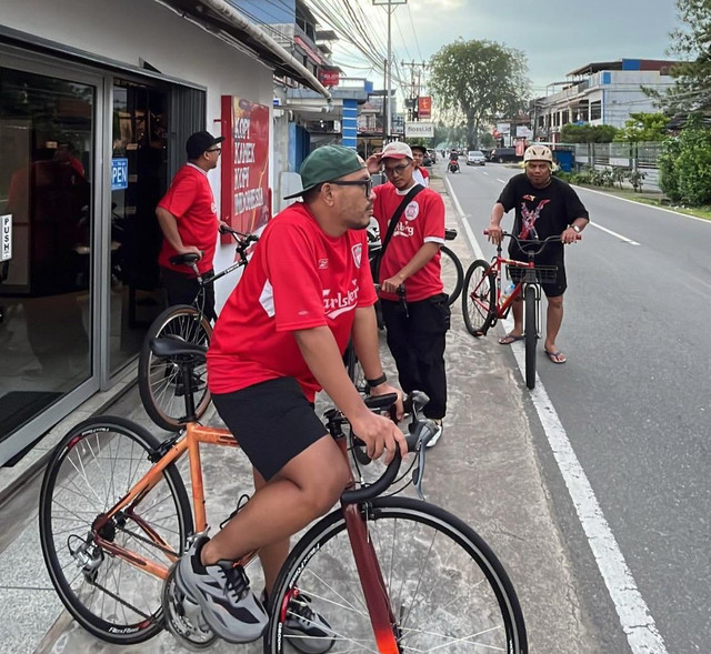 Bigreds Kota Pontianak merayakan Gelar Liga ke-20 Liverpool Club dengan bersepeda sejauh 20 Km mengelilingi Kota Pontianak. Foto: Dok. Istimewa
