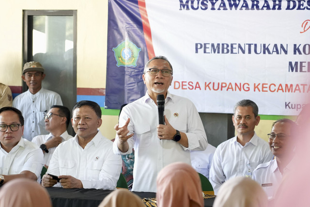 Menteri Koordinator Bidang Pangan Zulkifli Hasan (Zulhas) meninjau pelaksanaan Musyawarah Desa Kelurahan Khusus (Musdesus) dan Unit Usaha Koperasi Desa Merah Putih di Sidoarjo, Jawa Timur. Foto: Dok. Kemenko Pangan