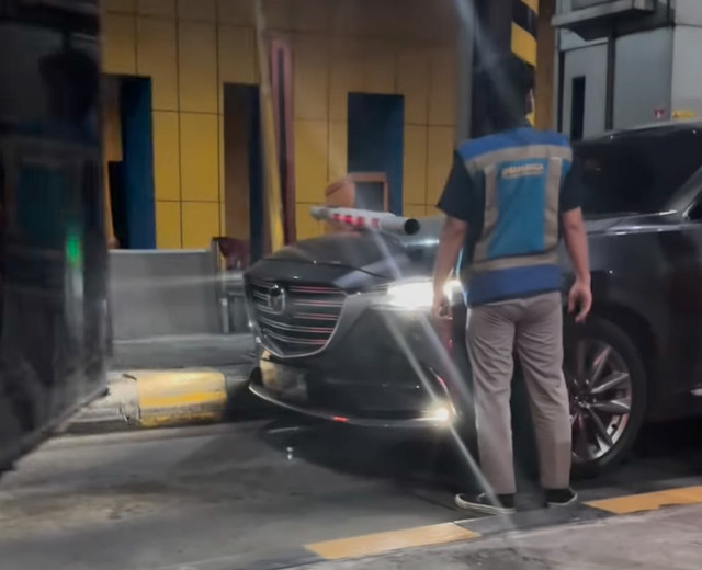 Tangkapan layar saat mobil menerobos palang Gerbang Tol Gayamsari. Dok: Instagram @dristiaanp