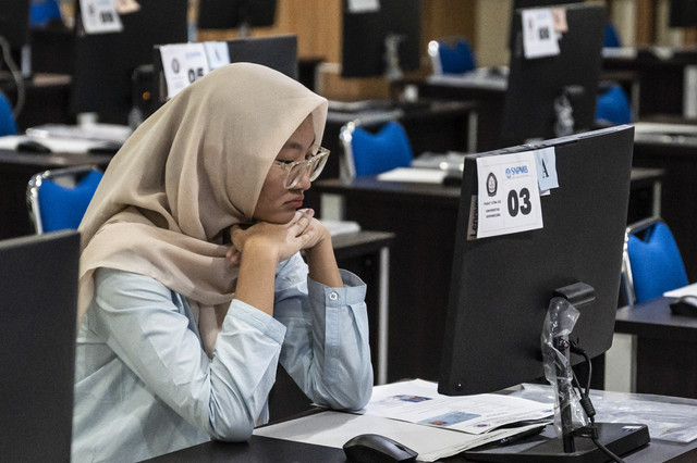 Seorang peserta bersiap mengikuti Ujian Tulis Berbasis Komputer Seleksi Nasional Berdasarkan Tes (UTBK-SNBT) 2025 di Universitas Diponegoro (UNDIP), Tembalang, Semarang, Jawa Tengah, Rabu (30/4/2025).  Foto: Aprillio Akbar/ANTARA FOTO