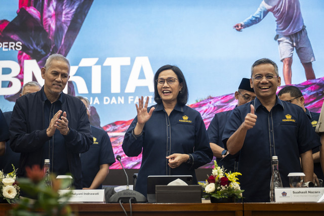 Menteri Keuangan Sri Mulyani Indrawati didampingi Wakil Menteri Keuangan Anggito Abimanyu dan Suahasil Nazara menyapa wartawan sebelum memberikan pemaparan pada konferensi pers APBN KiTa di Kantor Kementerian Keuangan, Jakarta, Rabu (30/4/2025). Foto: Bayu Pratama S/ANTARA FOTO