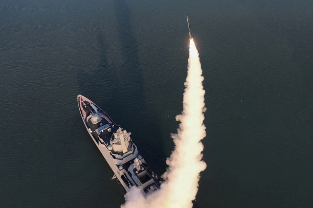 Uji coba penembakan sistem persenjataan kapal perang baru di Korea Utara, Rabu (30/4/2025). Foto: KCNA/via REUTERS