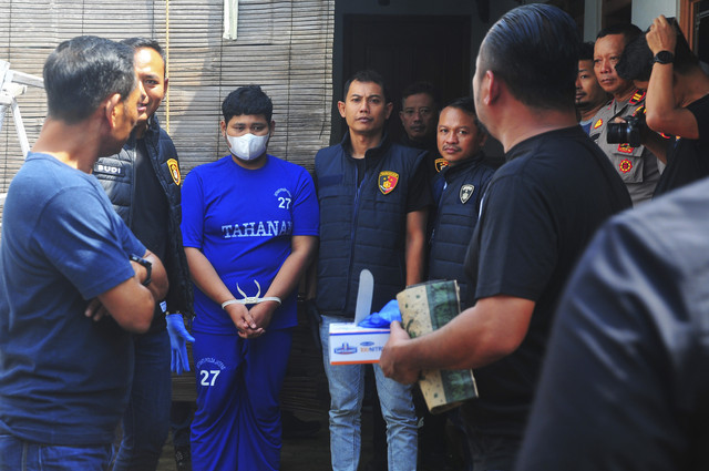 S tersangka kasus predator seks Jepara, Rabu (30/4/2025). Foto: Yusuf Nugroho/ANTARA FOTO