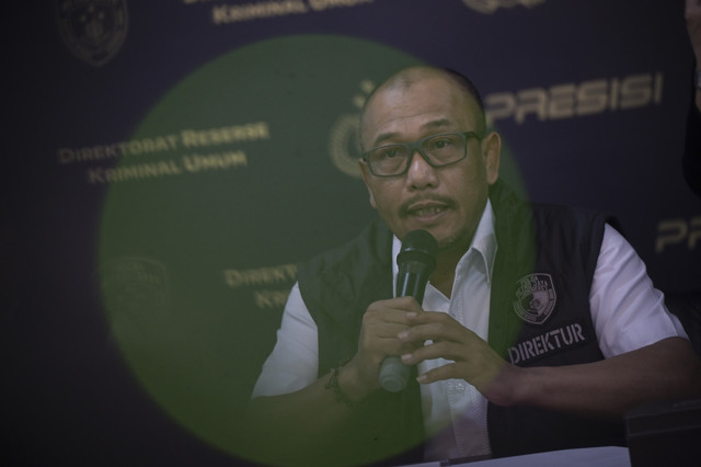 Dirreskrimum Polda Metro Jaya Kombes Pol Wira Satya menyampaikan keterangan saat rilis dua kasus kejahatan di Tangerang dan Bekasi di Gedung Direktorat Reserse Kriminal Umum Polda Metro Jaya, Jakarta, Rabu (30/4/2025). Foto: Fauzan/ANTARA FOTO