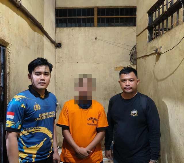 Pelaku penggelapan uang milik perusahaan senilai Rp 356 juta di Ketapang. Foto: Dok. Polres Ketapang