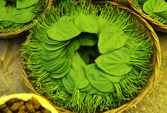 Ilustrasi cara merebus pinang dan daun sirih. Sumber: Pexels/Amarendra