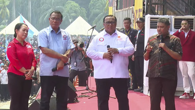 Presiden KSPI Said Iqbal menyampaikan paparan kepada Presiden Prabowo Subianto saat May Day 2025 di kawasan Monas, Jakarta, Kamis (1/5/2025). Foto: Youtube/Sekretariat Presiden