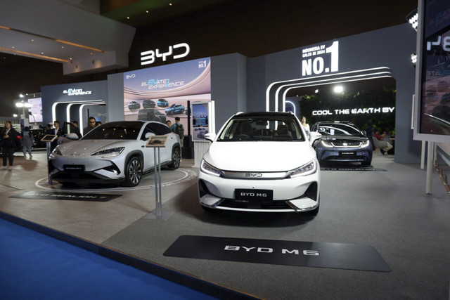 Mobil listrik BYD yang dipamerkan di PEVS 2025. Foto: Fitra Andrianto/kumparan