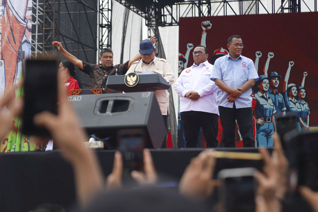 Presiden Republik Indonesia Prabowo Subianto menyampaikan pidato saat May Day 2025 di kawasan Monas, Jakarta, Kamis (1/5/2025). Foto: Iqbal Firdaus/kumparan