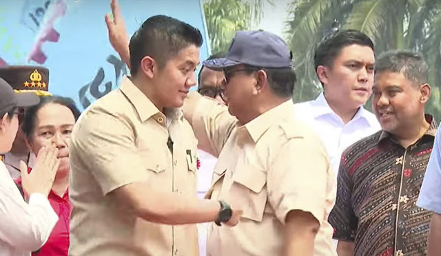 Sekretaris Kabinet Teddy Indra Wijaya (kiri) saat Memperingati May Day 2025 di kawasan Monas, Jakarta, Kamis (1/5/2025). Foto: Youtube/Sekretariat Presiden