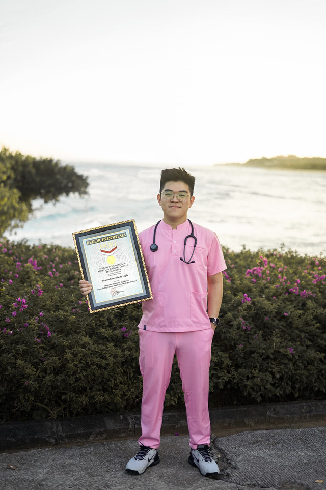 Bryan Gervais de Liyis, mahasiswa asal Pontianak meraih penghargaan dari Museum Rekor-Dunia Indonesia (MURI) sebagai Mahasiswa Koas Kedokteran dengan Publikasi Jurnal Ilmiah Scopus Terbanyak di Indonesia. Foto: Dok. Istimewa
