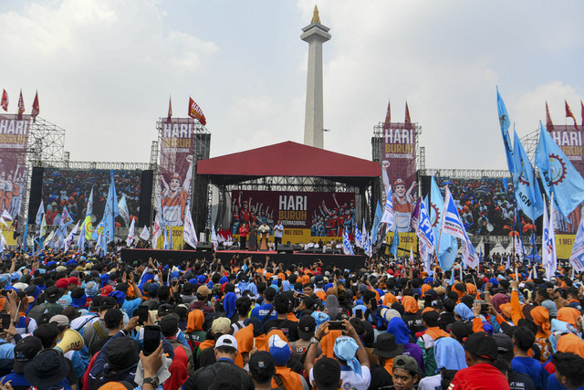 Presiden Republik Indonesia Prabowo Subianto menyampaikan pidato saat May Day 2025 di kawasan Monas, Jakarta, Kamis (1/5/2025). Foto: Muhammad Adimaja/ANTARA FOTO