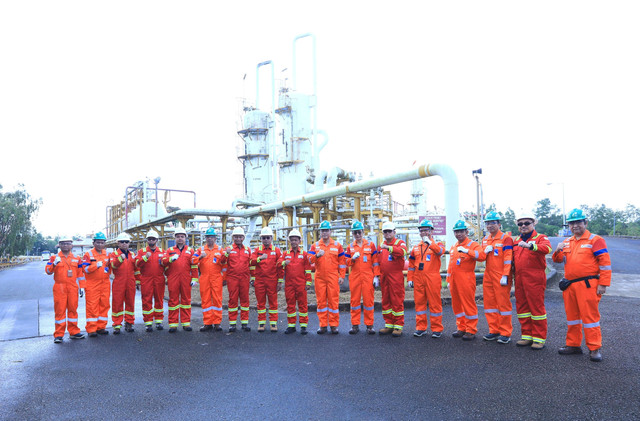 Menteri ESDM Bahlil Lahadalia (sembilan dari kiri) saat mengunjungi PT Pertamina Hulu Mahakam (PHM) di lapangan Senipah Peciko South Mahakam (SPS), Kecamatan Samboja, Kabupaten Kutai Kartanegara, Rabu (30/4). Foto: Dok. Pertamina