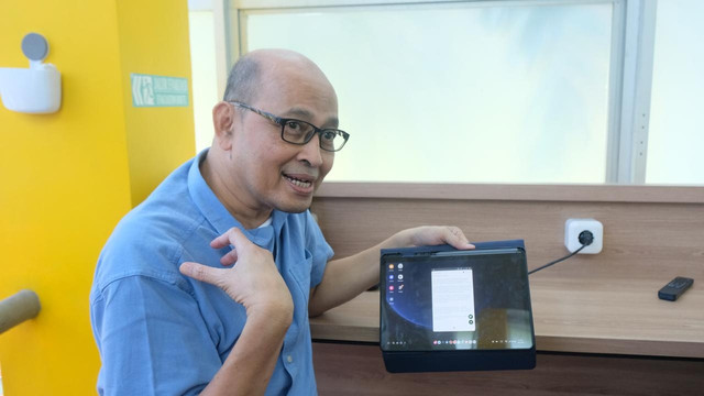 Ir Achmad Holil Noor Ali MKom menjelaskan cara kerja dari aplikasi MeccaBot AI rancangannya bersama tim. Foto: Humas ITS