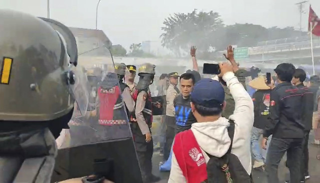 Kerusuhan saat demo May Day imbas pembakaran ban di depan DPR RI, Senayan, Jakarta Pusat, Kamis (1/5/2025).  Foto: Abid Raihan/kumparan