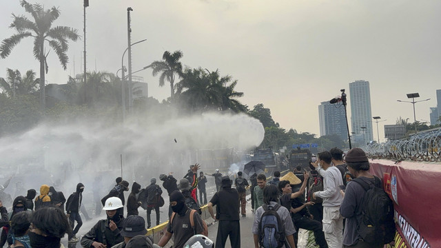 Para aksi massa May Day dipukul mundur oleh Kepolisian di depan Gedung DPR, Kamis (1/5/2025). Foto: Abid Raihan/kumparan