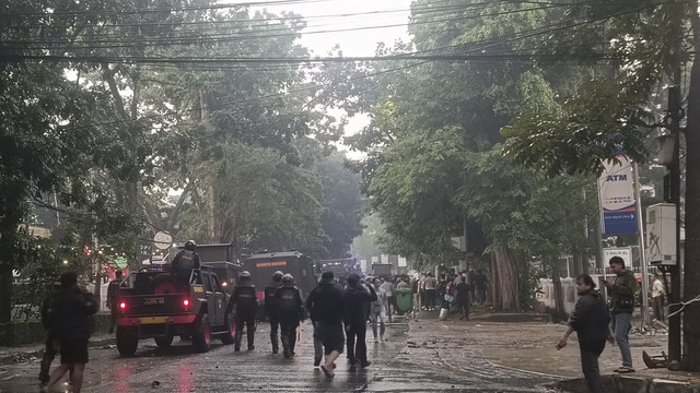 Polisi bubarkan massa aksi pada peringatan May Day di Bandung, Kamis (1/5/2025). Foto: Robby Bouceu/kumparan