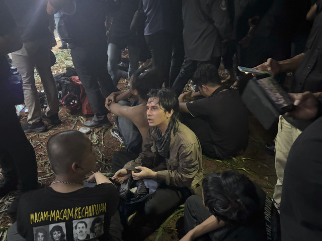 Belasan massa aksi May Day di DPR RI diamankan dan diperiksa polisi, Kamis (1/5/2025). Foto: Abid Raihan/kumparan