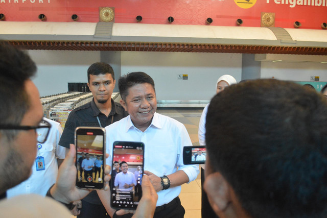 Gubernur Sumsel Herman Deru usai meninjau Bandara SMB II Palembang dan menelpon Bos Maskapai Lion Air. Foto : Humas Pemprov Sumsel