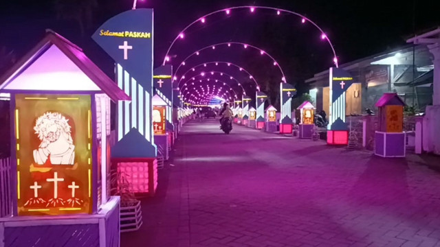 Suasana Desa Tumaratas di Minahasa, Sulawesi Utara, yang dipenuhi ornamen paskah berpadu dengan penataan cahaya yang memanjakan mata. (foto: febry kodongan)