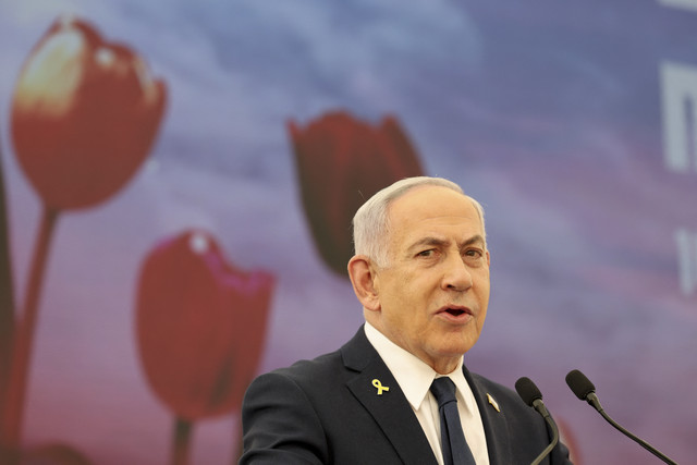 Perdana Menteri Israel Benjamin Netanyahu menyampaikan pidato politik saat Hari Peringatan Israel untuk mengenang Prajurit yang gugur di Tugu Peringatan Yad LaBanim, Yerussalem, Israel, Selasa (29/4/2025). Foto: Abir Sultan/POOL/AFP